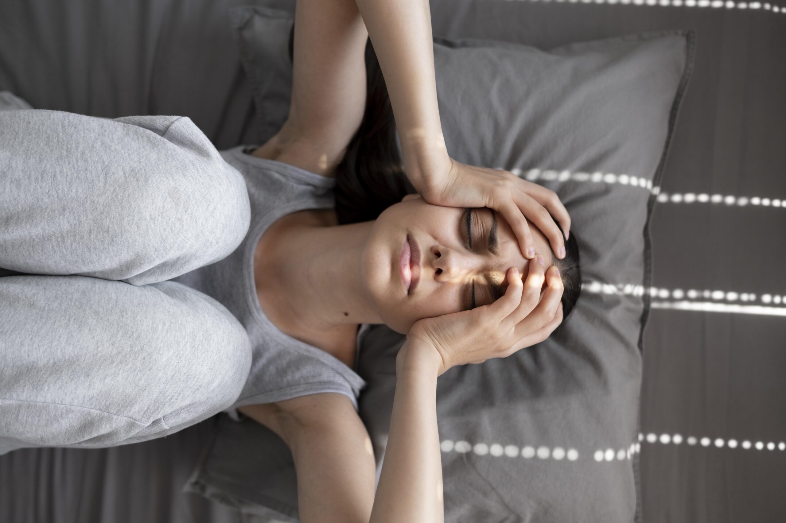 mujer-triste-de-tiro-medio-en-la-almohada
