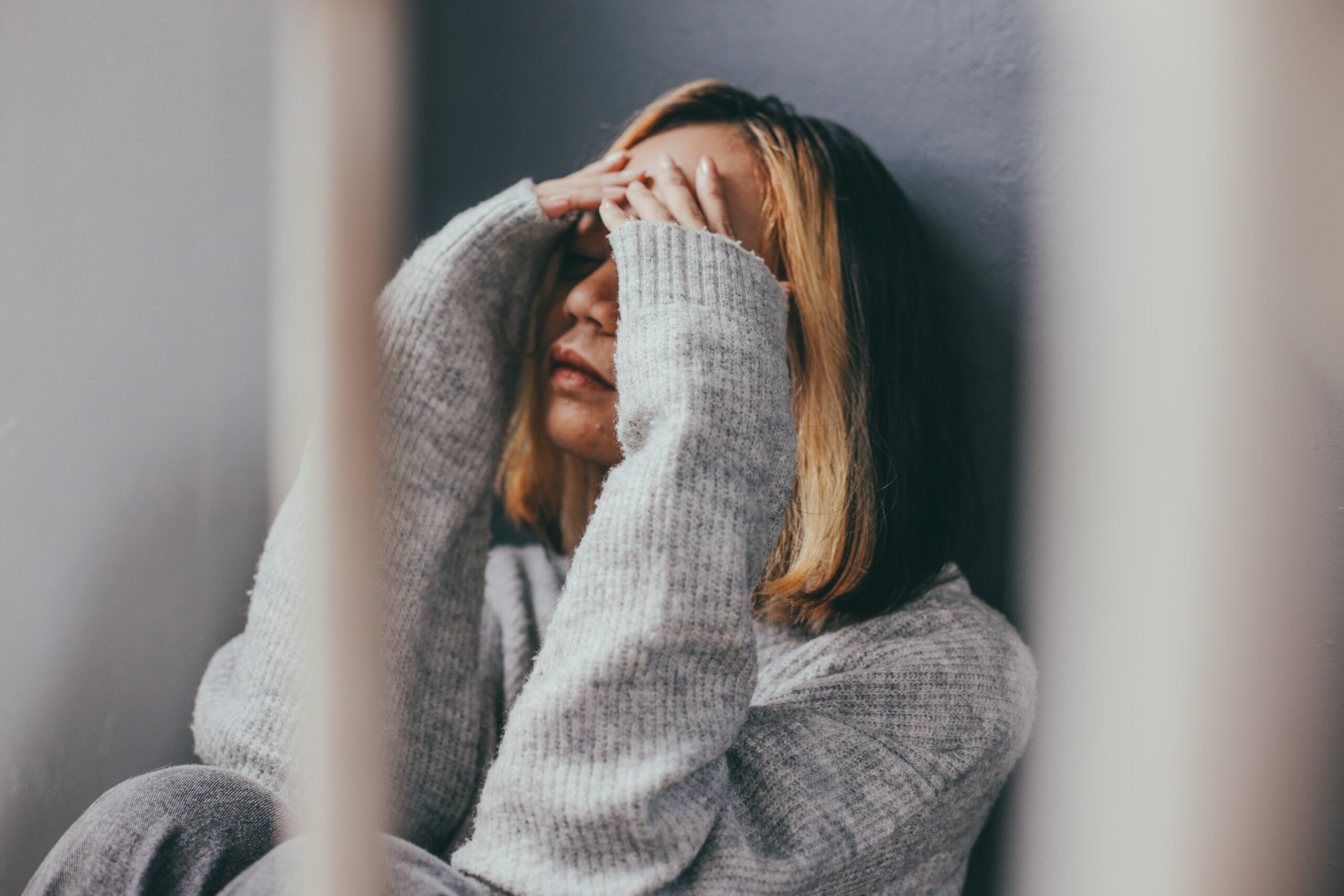 mujer-joven-deprimida-y-triste-sin-motivacion-desmotivada-sin-ganas-terapia-online